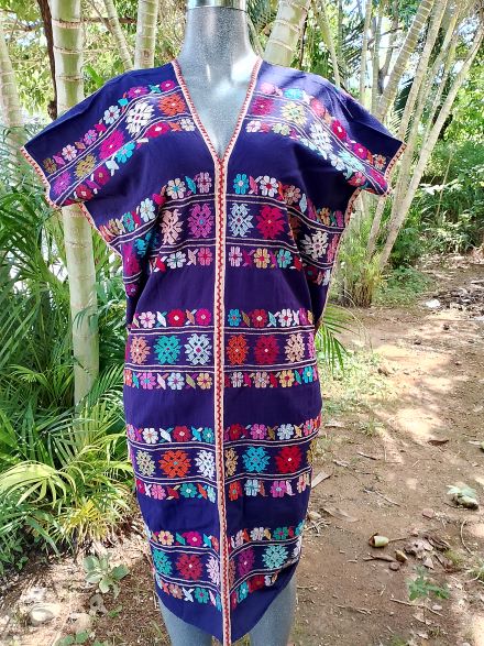 HUIPIL DE DOS LIENZO COLOR MORADO UNION COLOR BLANCO TECNICA DE TUPIDO