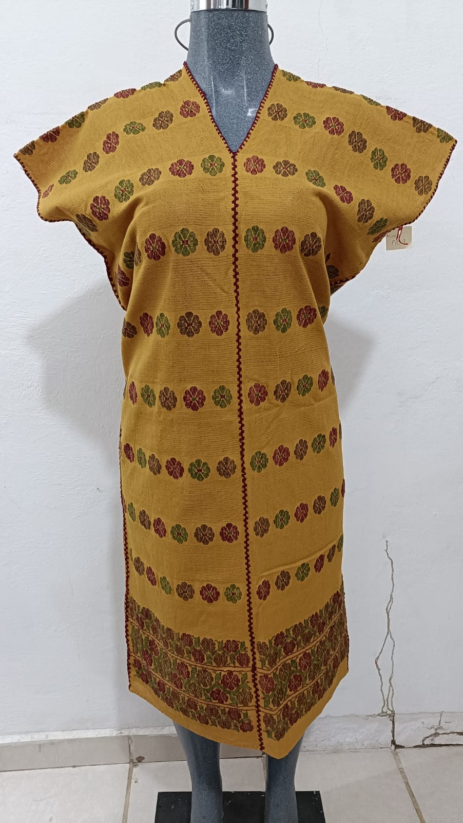 HUIPIL DE DOS LIENZOS COLOR MOSTAZA FLORES COLOR VERDE VINO Y CAFE TECNICA PIEL DE ARMADILLO