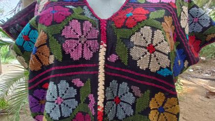 BLUSA DE TELAR DE CINTURA COLOR NEGRA FLOREADA COLORIDA