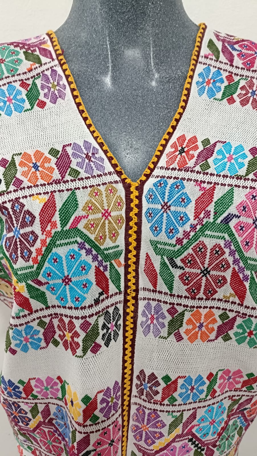 HUIPIL BLANCO DE DOS LIENZO TECNICA PIEL DE ARMADILLO LINEA VINO UNION AMARILLO.