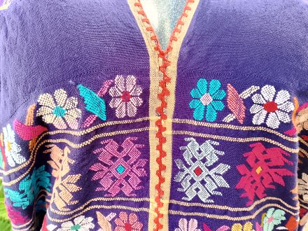 HUIPIL DE DOS LIENZO COLOR MORADO UNION COLOR BLANCO TECNICA DE TUPIDO