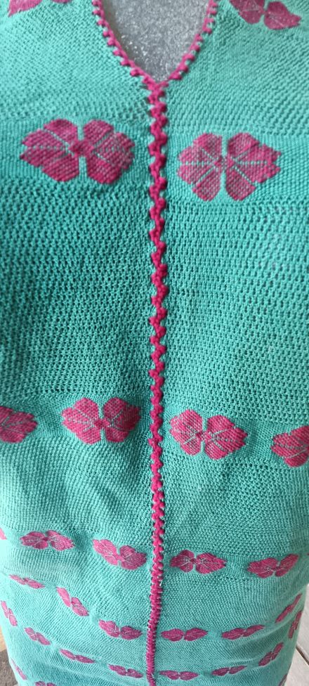 BLUSA DE TELAR DE CINTURA COLOR JADE CON GUINDA CON PIEL DE ARMADILLO CON FIJURAS DE DOS HILO.