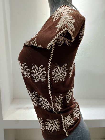 BLUSA DE TELAR DE CINTURA PARA NIÑA COLOR CAFE CON FIGURAS COLOR CAQUI.