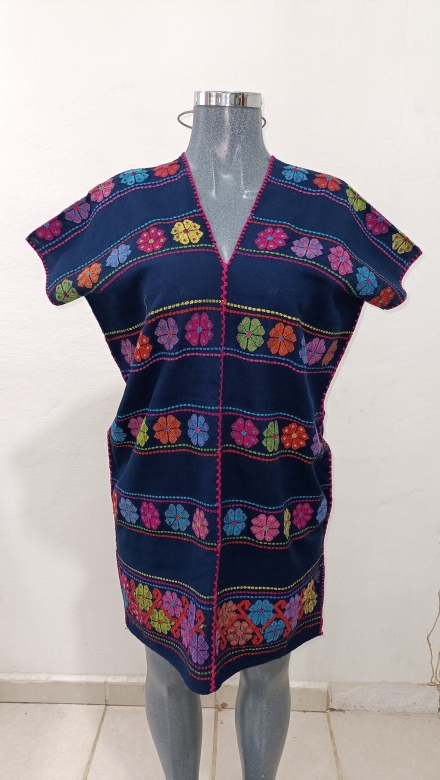 BLUZON DE TELAR DE CINTURA COLOR AZUL MARINO CON FLORES COLORIDAS TECNICA DE GASA FINA.
