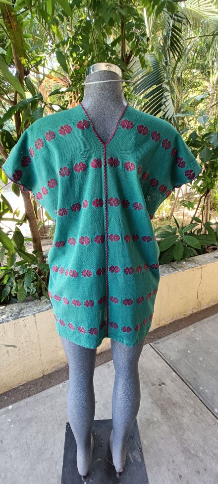 BLUSA DE TELAR DE CINTURA COLOR JADE CON GUINDA CON PIEL DE ARMADILLO CON FIJURAS DE DOS HILO.