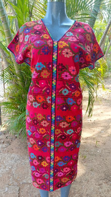 HUIPIL DE DOS LIENZO ROJO FLOREADO TECNICA PIEL DE ARMADILLO LINEA UNION COLORIDA.