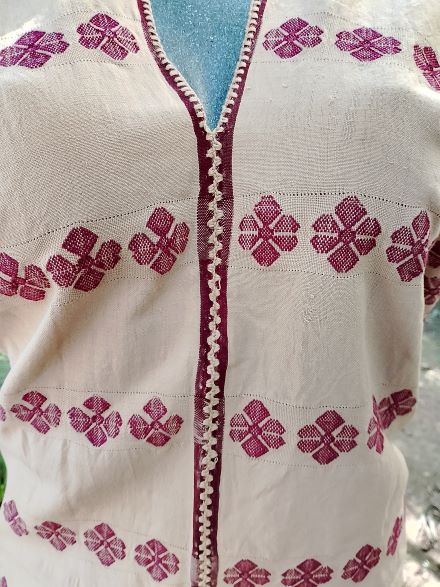 ( VENDIDO )HUIPIL DE DOS LIENZO COLOR CAFE Y VINO.