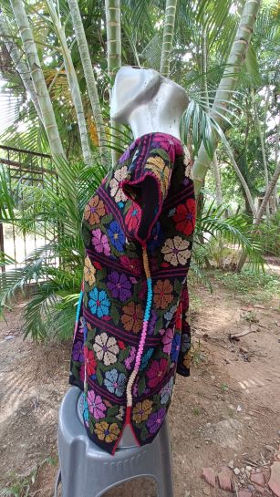 BLUSA DE TELAR DE CINTURA COLOR NEGRA FLOREADA COLORIDA