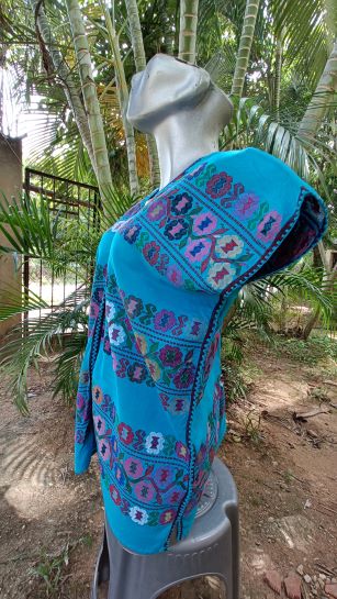 BLUSA DE TELAR DE CINTURA COLOR AZUL CON UNION AZUL COLORIDO TECNICA CON UN ALZADO FIGURA DE SOS HILO.