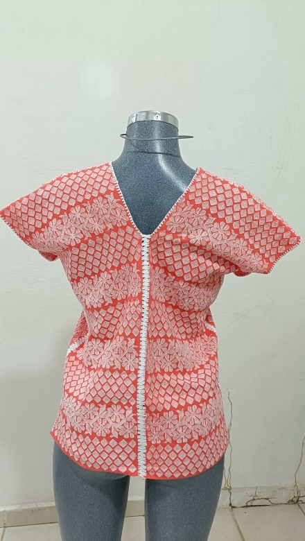 BLUSA CORAL Y BLANCO UNION BLANCO TECNICA DE TUPIDO.