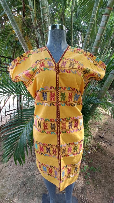 HUIPIL COLOR AMARILLO CON FRANJAS GUINDA CON TECNICA DE UN ALZADOR FINO CON FIGURAS DE DOBLE FINO