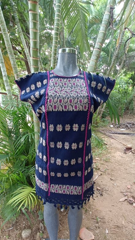 BLUSA DE TALAR COLOR AZUL MARINO DE CINTURA DE TRES PIEZAS CON TECNICA DE UN ALZADOR FINO CON FIGURA CAQUI Y ROSA FUERTE DE UN ALZADOR DOBLE. ROSA FUERTE DE