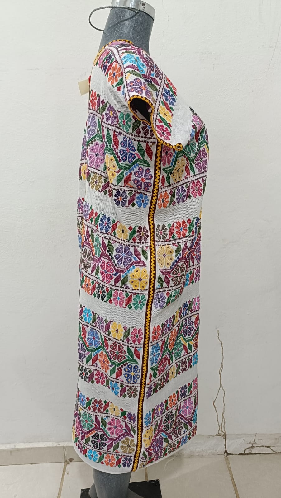 HUIPIL BLANCO DE DOS LIENZO TECNICA PIEL DE ARMADILLO LINEA VINO UNION AMARILLO.