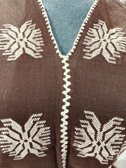 BLUSA DE TELAR DE CINTURA PARA NIÑA COLOR CAFE CON FIGURAS COLOR CAQUI.