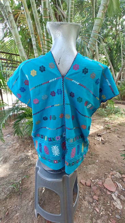 BLUSA DE TELAR DE CINTURA COLOR AZUL CON FLORES COLORIDAS.