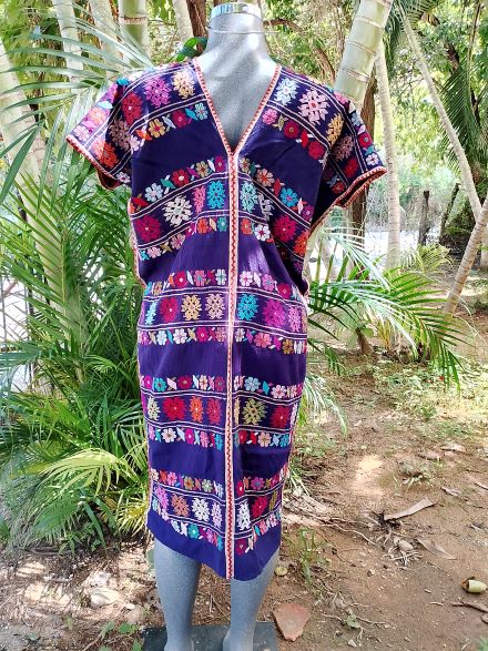 HUIPIL DE DOS LIENZO COLOR MORADO UNION COLOR BLANCO TECNICA DE TUPIDO