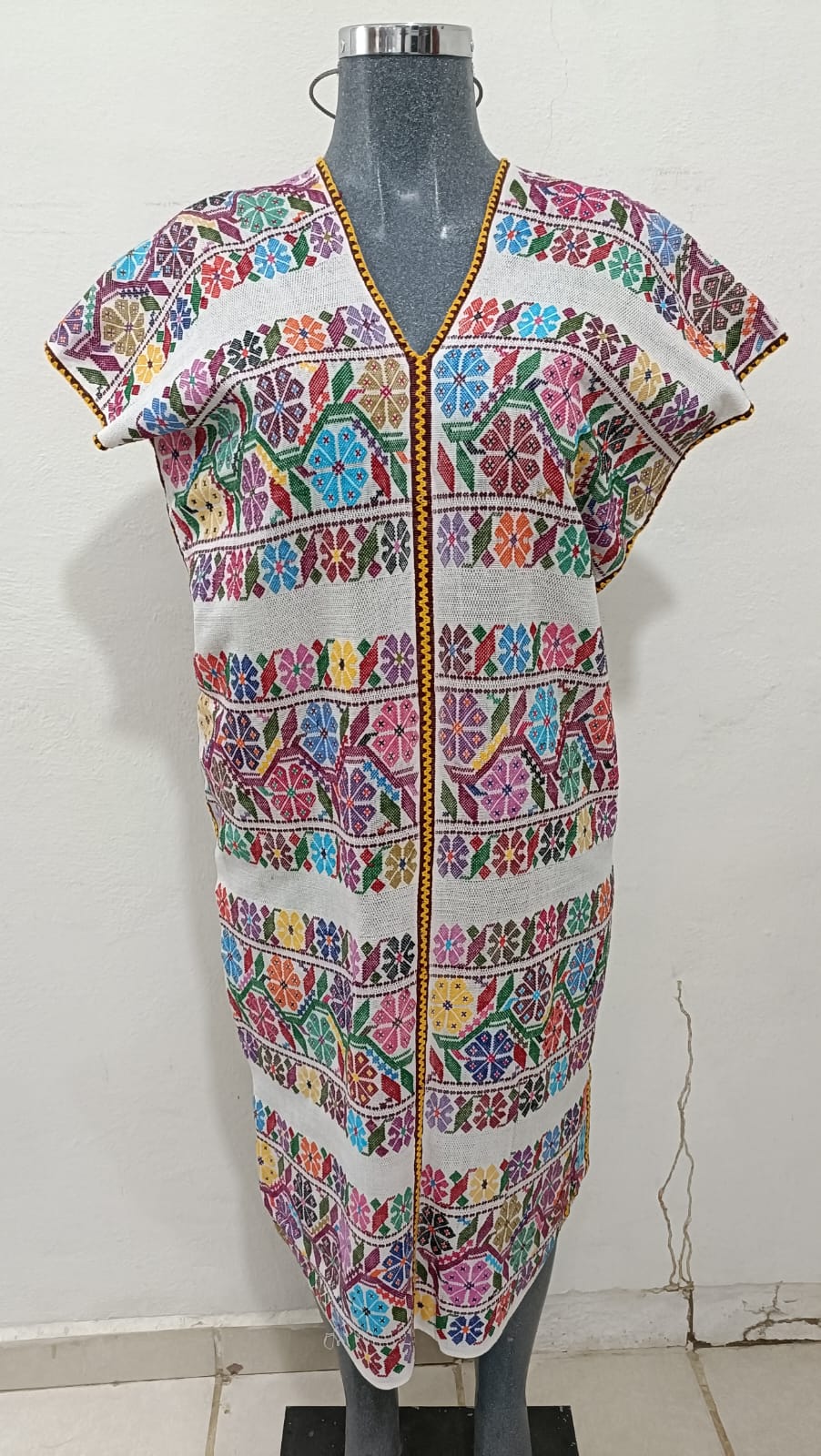 HUIPIL BLANCO DE DOS LIENZO TECNICA PIEL DE ARMADILLO LINEA VINO UNION AMARILLO.