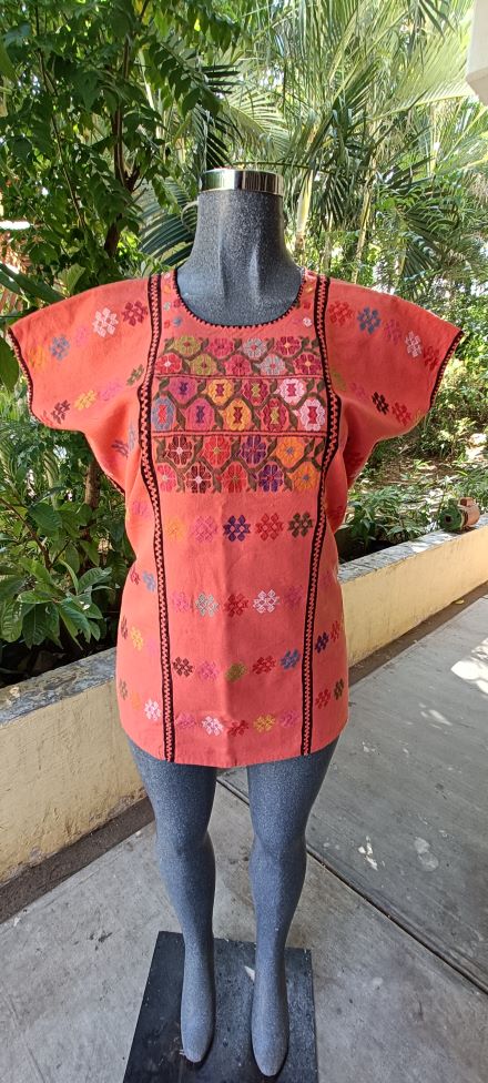 BLUSA DE TELAR DE CINTURA DE COLOR CORAL FLOREADA DE UN ALZADOR DE DOBLE HILO
