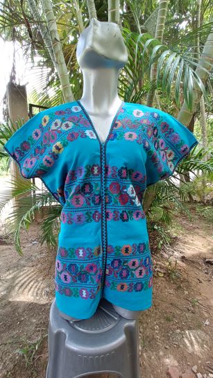 BLUSA DE TELAR DE CINTURA COLOR AZUL CON UNION AZUL COLORIDO TECNICA CON UN ALZADO FIGURA DE SOS HILO.