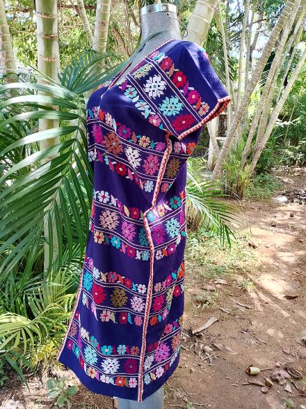 HUIPIL DE DOS LIENZO COLOR MORADO UNION COLOR BLANCO TECNICA DE TUPIDO