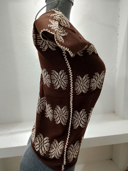 BLUSA DE TELAR DE CINTURA PARA NIÑA COLOR CAFE CON FIGURAS COLOR CAQUI.