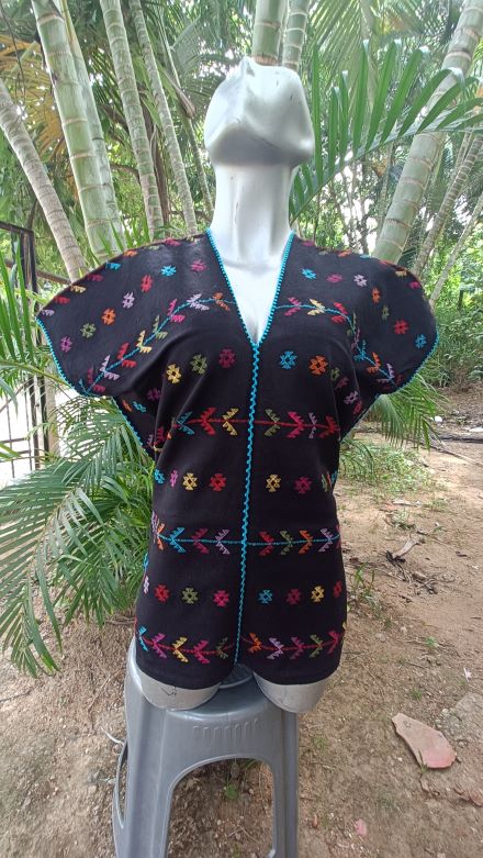 BLUSA DE TALAR DE CINTURA COLOR NEGRA GRECAS COLORIDAS