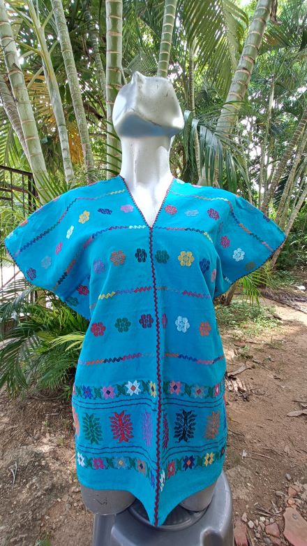 BLUSA DE TELAR DE CINTURA COLOR AZUL CON FLORES COLORIDAS.