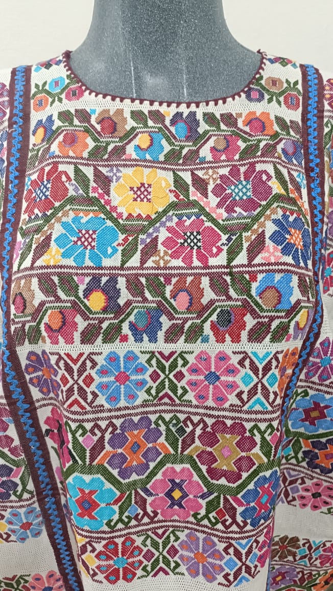 HUIPIL DE TELAR DE CINTURA COLOR BLANCO CON FLORES COLORIDAS TECNICA PIEL SRMSDILLO.