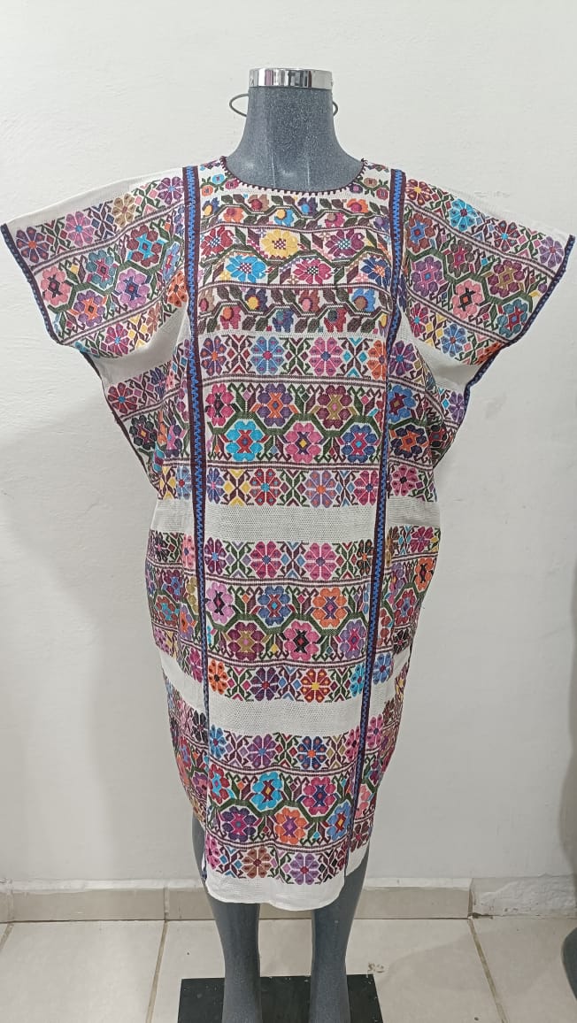 HUIPIL DE TELAR DE CINTURA COLOR BLANCO CON FLORES COLORIDAS TECNICA PIEL SRMSDILLO.