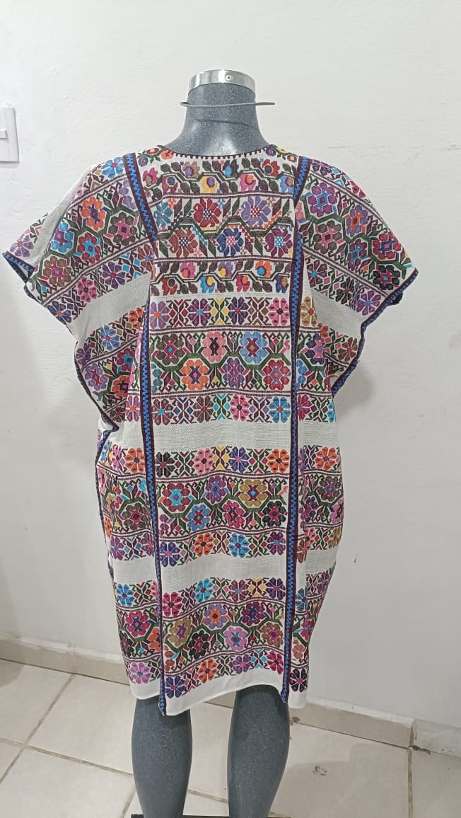 HUIPIL DE TELAR DE CINTURA COLOR BLANCO CON FLORES COLORIDAS TECNICA PIEL SRMSDILLO.