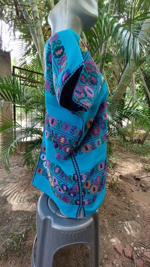 BLUSA DE TELAR DE CINTURA COLOR AZUL CON UNION AZUL COLORIDO TECNICA CON UN ALZADO FIGURA DE SOS HILO.