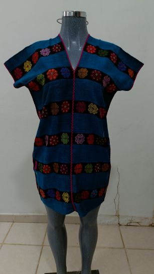 BLUZON DE TELAR DE CINTURA COLOR AZUL CON FLORES COLORIDAS TECNICA DE TUPIDO.