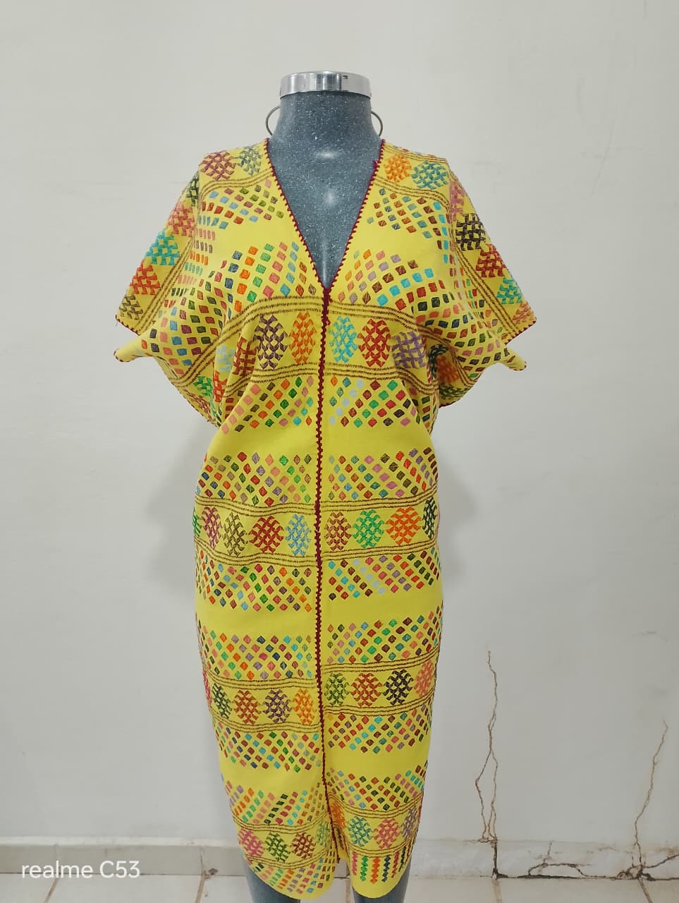 huipil de dos lienzo color amarillo, técnica de tupido.