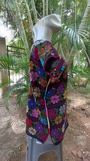 BLUSA DE TELAR DE CINTURA COLOR NEGRA FLOREADA COLORIDA