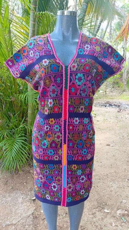 HUIPIL DE DOS LIENZOS MORADO CON FLORES COLORIODOS , UNION CON BROCADO FINO TECNICA PIEL DE ARMADILLO