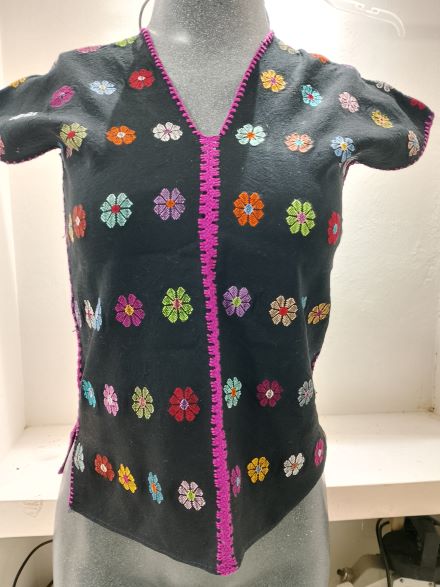 BLUSA PARA NIÑA COLOR NEGRA CON FLORES DE COLORES