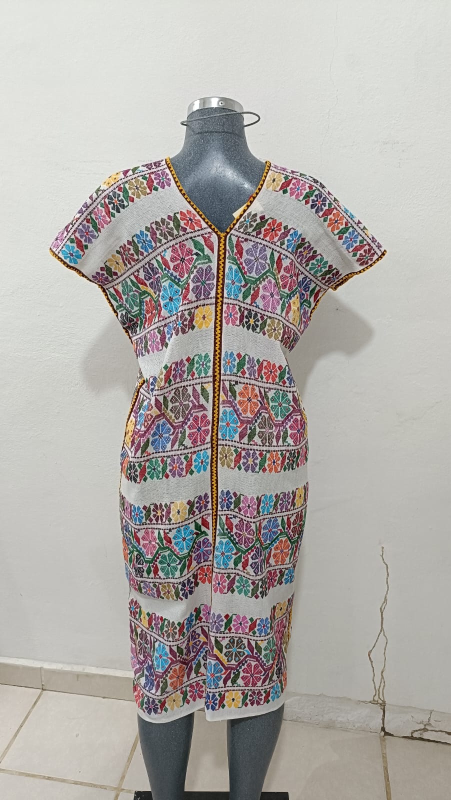 HUIPIL BLANCO DE DOS LIENZO TECNICA PIEL DE ARMADILLO LINEA VINO UNION AMARILLO.