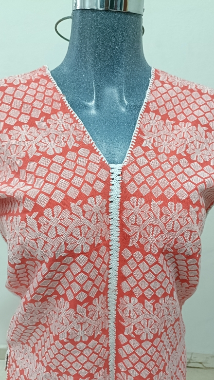 BLUSA CORAL Y BLANCO UNION BLANCO TECNICA DE TUPIDO.