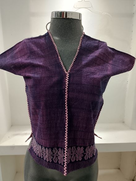 BLUSA PARA NIÑA DE TELAR DE CINTURA COLOR MORADA ROSA CON TECNICA DE UN ALZADOR DE DOBLE CALADO HILO DE ALGODON