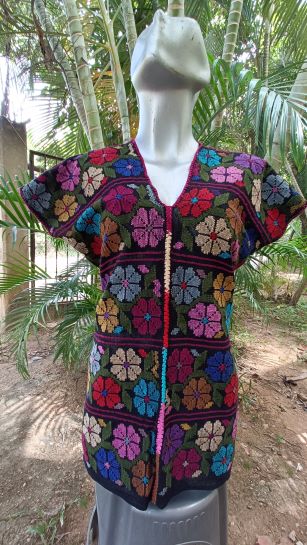 BLUSA DE TELAR DE CINTURA COLOR NEGRA FLOREADA COLORIDA