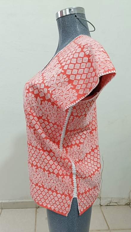 BLUSA CORAL Y BLANCO UNION BLANCO TECNICA DE TUPIDO.