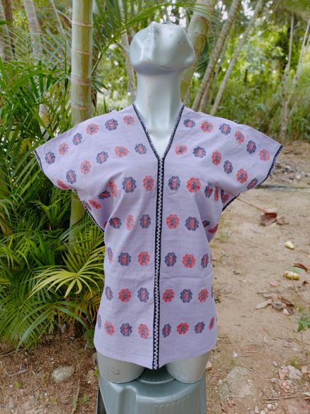 BLUSA DE TELAR DE CINTURA COLOR MORADA CON FLORES CAFE Y GINDA.