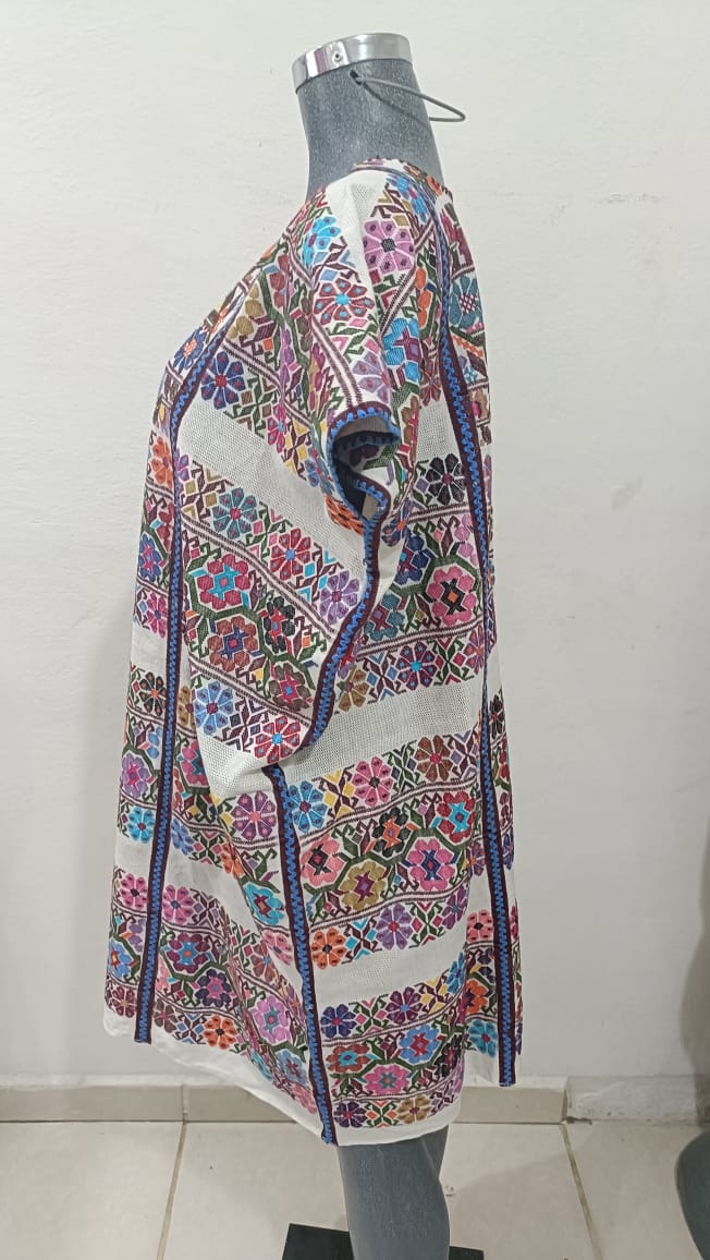 HUIPIL DE TELAR DE CINTURA COLOR BLANCO CON FLORES COLORIDAS TECNICA PIEL SRMSDILLO.