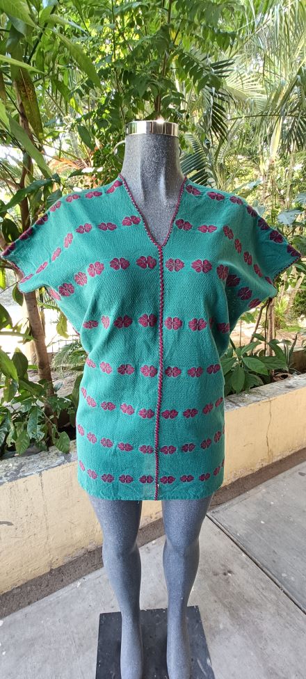 BLUSA DE TELAR DE CINTURA COLOR JADE CON GUINDA CON PIEL DE ARMADILLO CON FIJURAS DE DOS HILO.