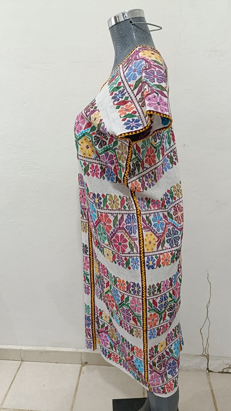 HUIPIL BLANCO DE DOS LIENZO TECNICA PIEL DE ARMADILLO LINEA VINO UNION AMARILLO.