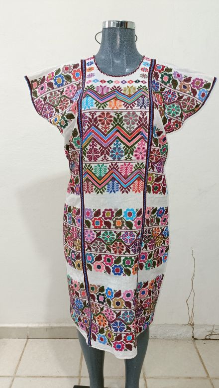 HUIPIL DE TELAR DE CINTURA COLOR BLANCO CON FLORES COLORIDAS TECNICA DE GASA FINA