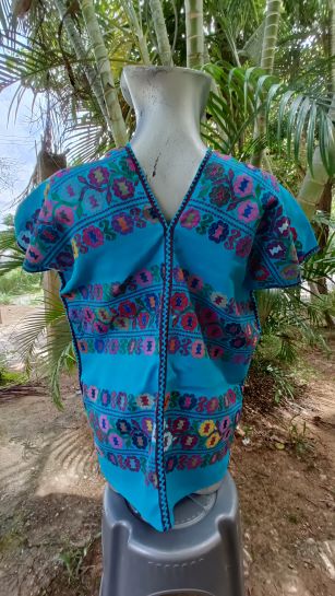 BLUSA DE TELAR DE CINTURA COLOR AZUL CON UNION AZUL COLORIDO TECNICA CON UN ALZADO FIGURA DE SOS HILO.