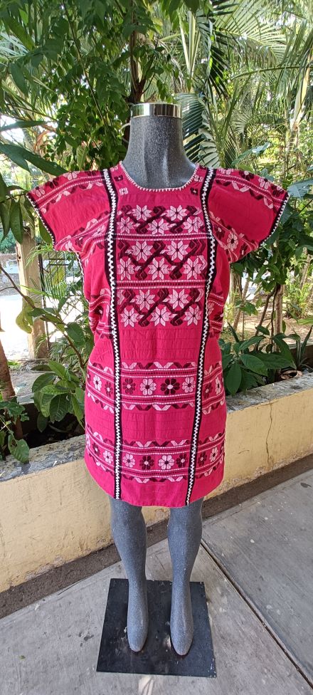 BLUSA ROSADA MEXICANO CON BLANCO EN LAS ORILLA Y FIGURAS Y TECNICA UN ALZADOR DOBLE HILO.