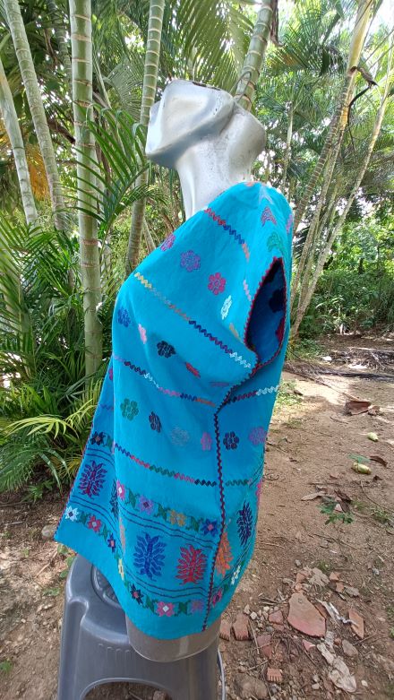 BLUSA DE TELAR DE CINTURA COLOR AZUL CON FLORES COLORIDAS.