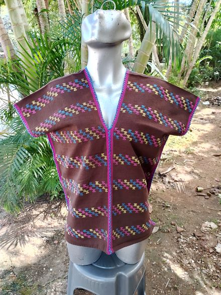 BLUSA DE TELAR DE CINTURA COLOR CAFE CON GRECAS DE COLORES .